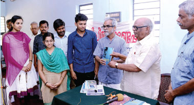 9. 3. 2013, Thrissur : P. Viswambharan is releasing the book A Corruption-Free Society, In Gandhijis Perspective, a collection of some 20 articles written by University students, by presenting the first copy to Dr. K.Aravindakshan.