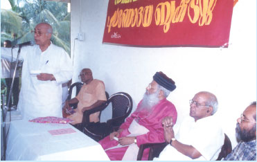 2004 April 4 : The former Supreme Court Justice K. T. Thomas speaking in the function organized in connection with the release of Christ In Hindus View. Swami Sakrananda, Mar Aprem Methrapolitha, I.M. Velayudhan Master, Prof. Tony Mathew etc. on the stage.